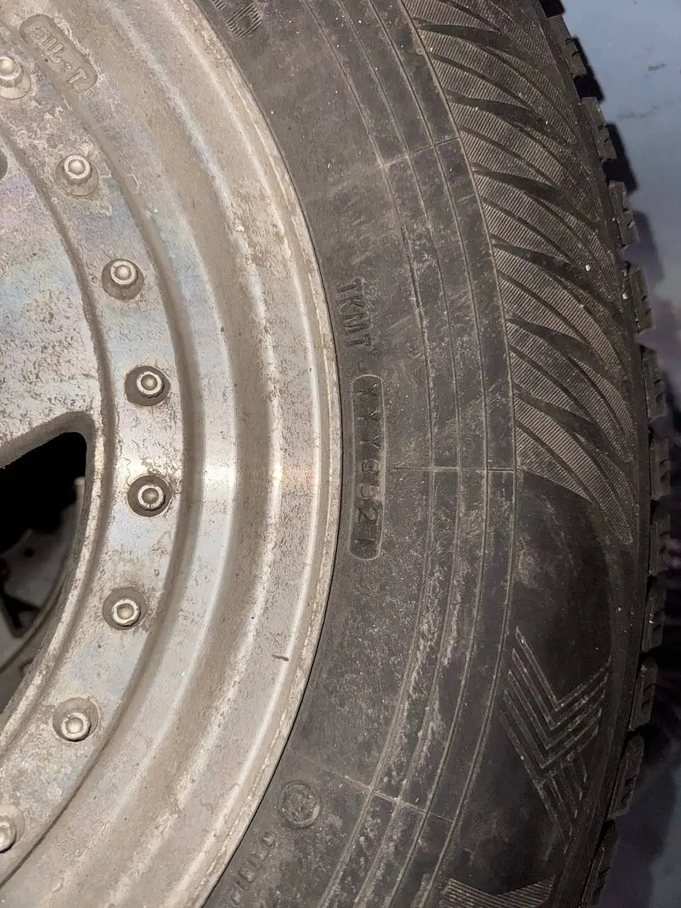 Продам зимнюю резину Yokohama 245/70R16 - Шины и диски (Авто) в Хабаровск
