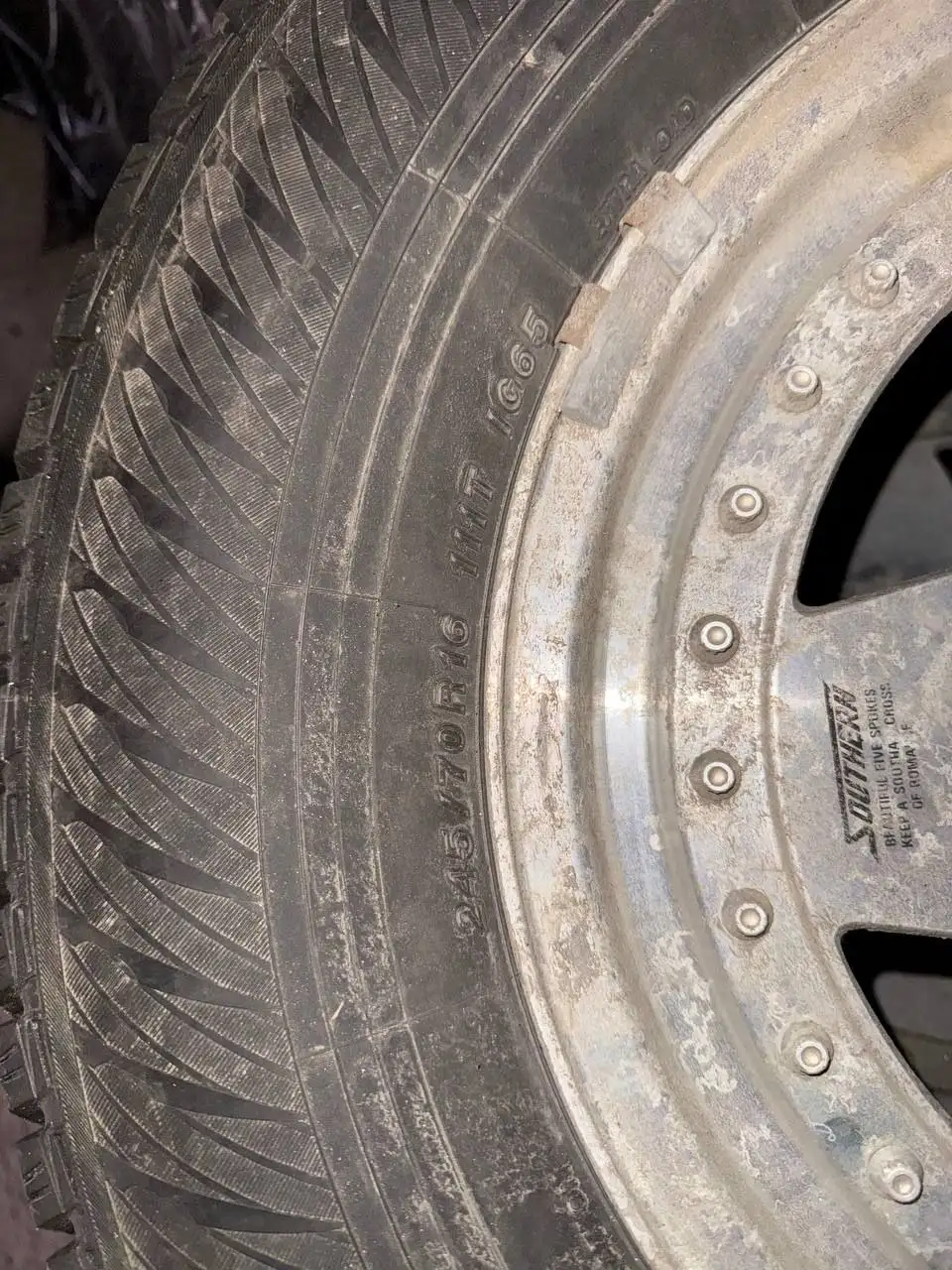 Продам зимнюю резину Yokohama 245/70R16 - Шины и диски (Авто) в Хабаровск