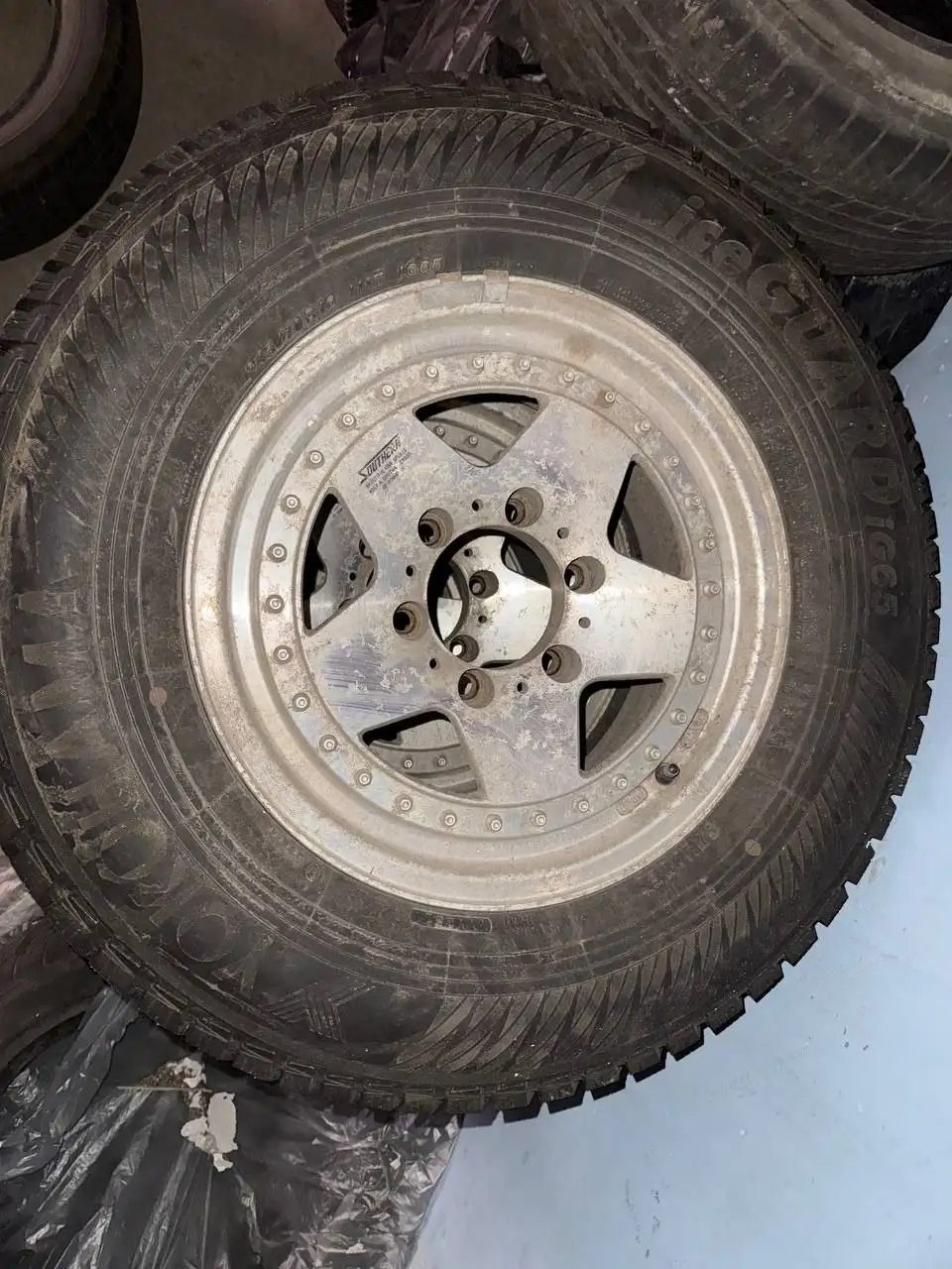 Продам зимнюю резину Yokohama 245/70R16 - Шины и диски (Авто) в Хабаровск