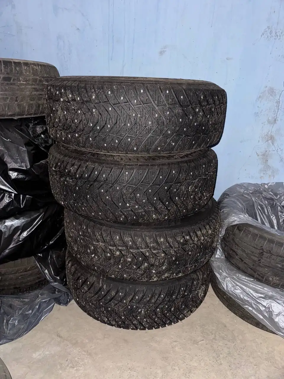 Продам зимнюю резину Yokohama 245/70R16 - Шины и диски (Авто) в Хабаровск