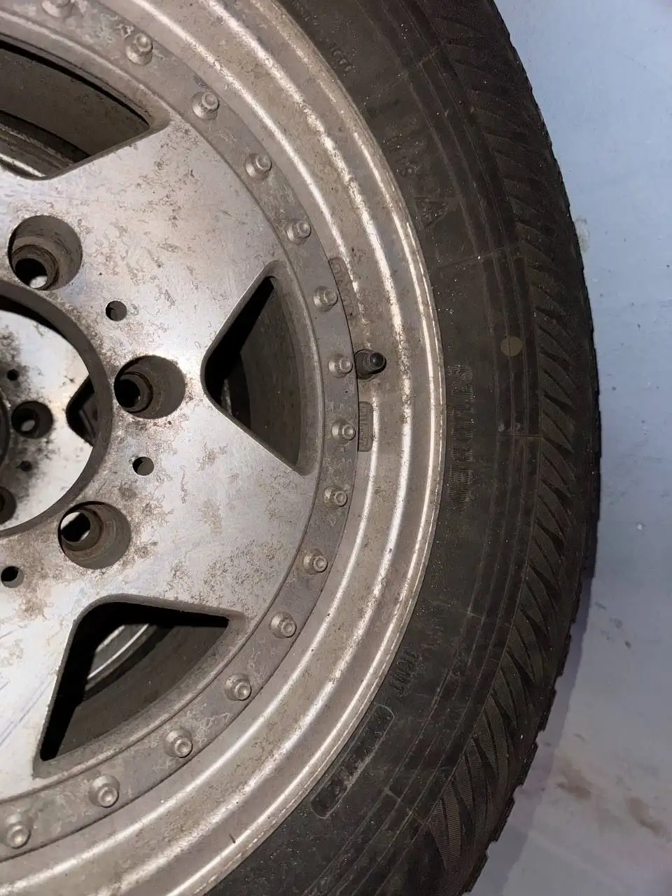 Продам зимнюю резину Yokohama 245/70R16 - Шины и диски (Авто) в Хабаровск