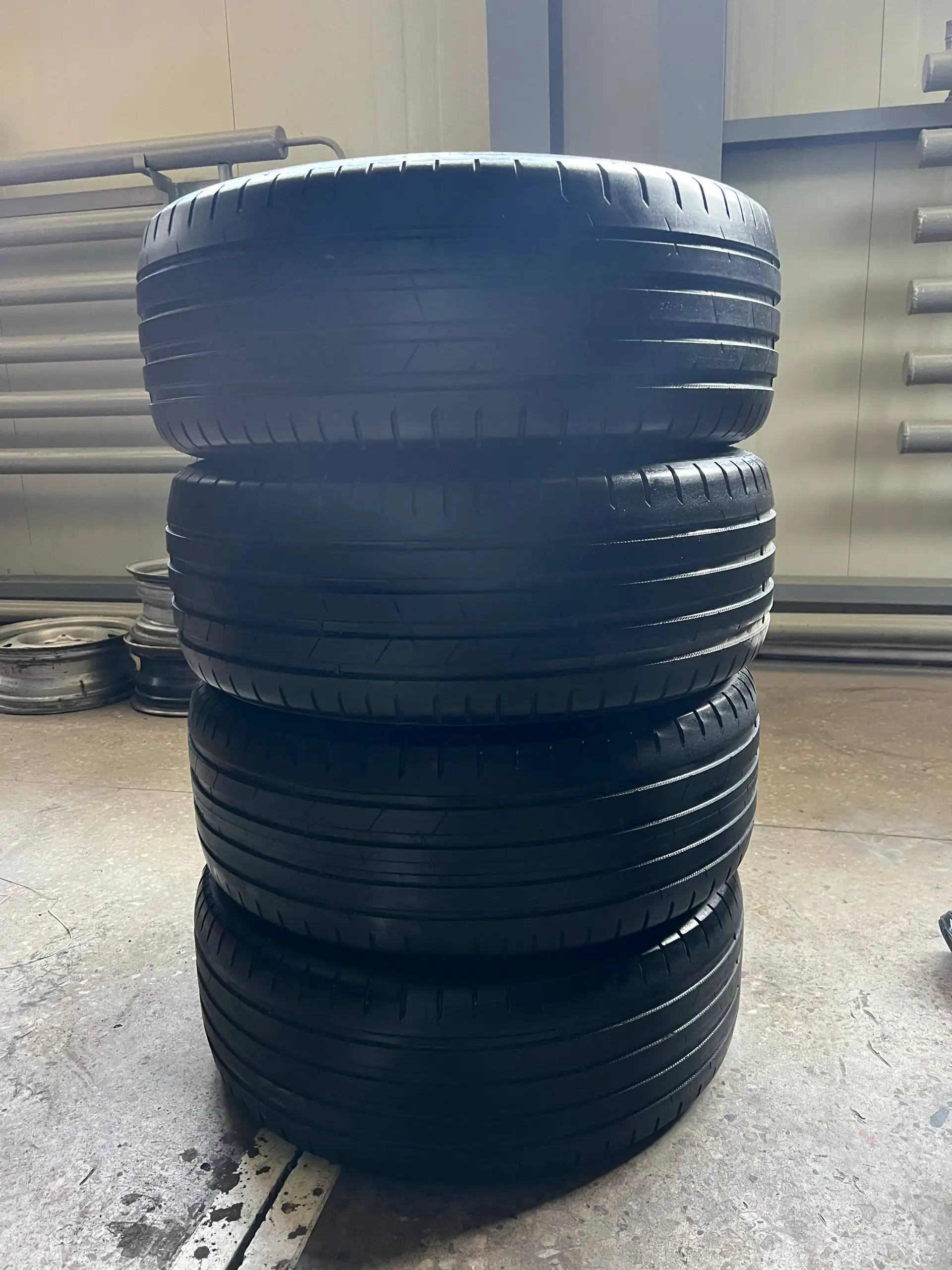 Шины 225/55 R17 - Шины и диски (Запчасти) в Хабаровск