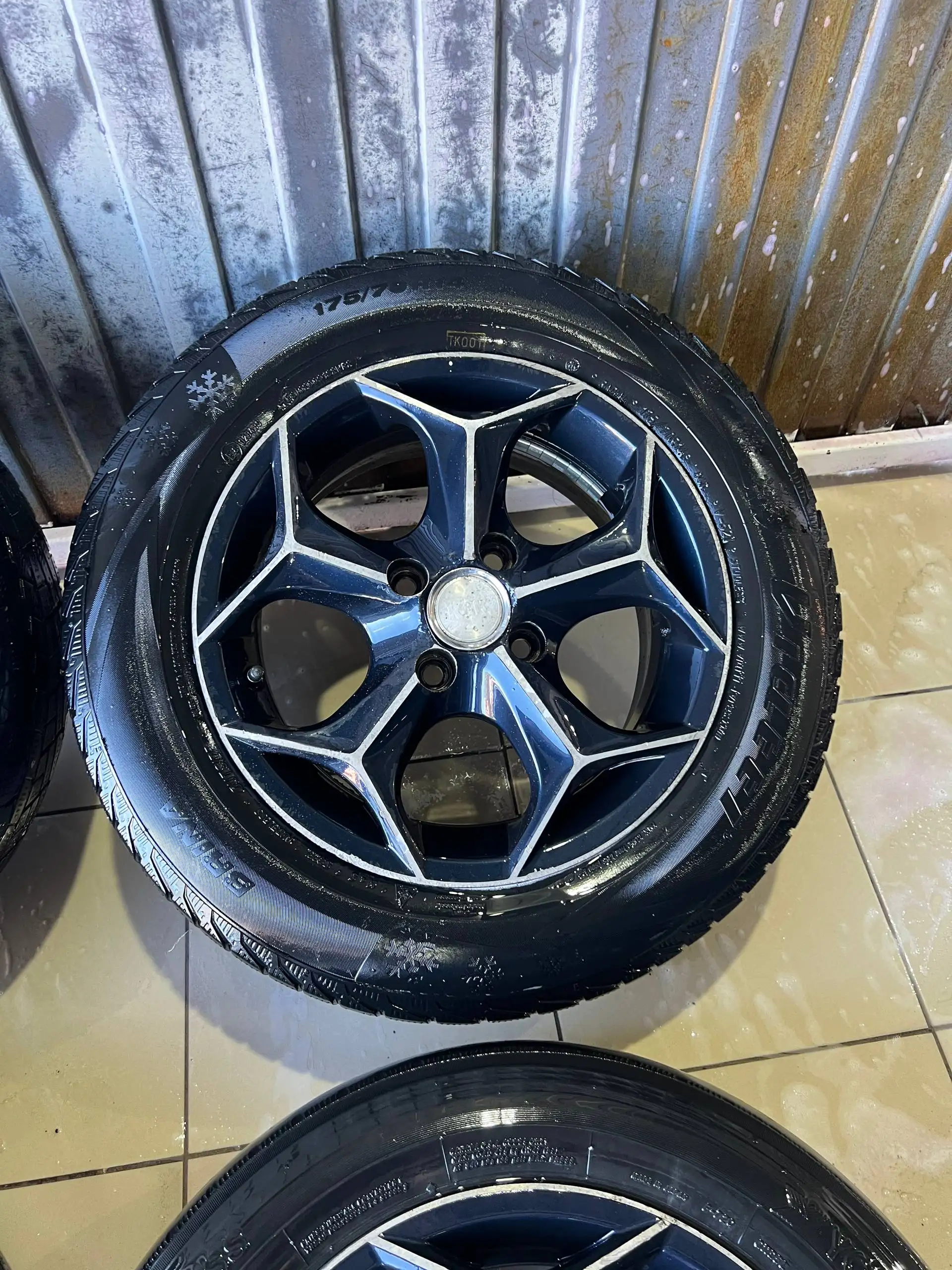 R14 4*100 резина на мусор - Шины и диски (Авто) в Хабаровск