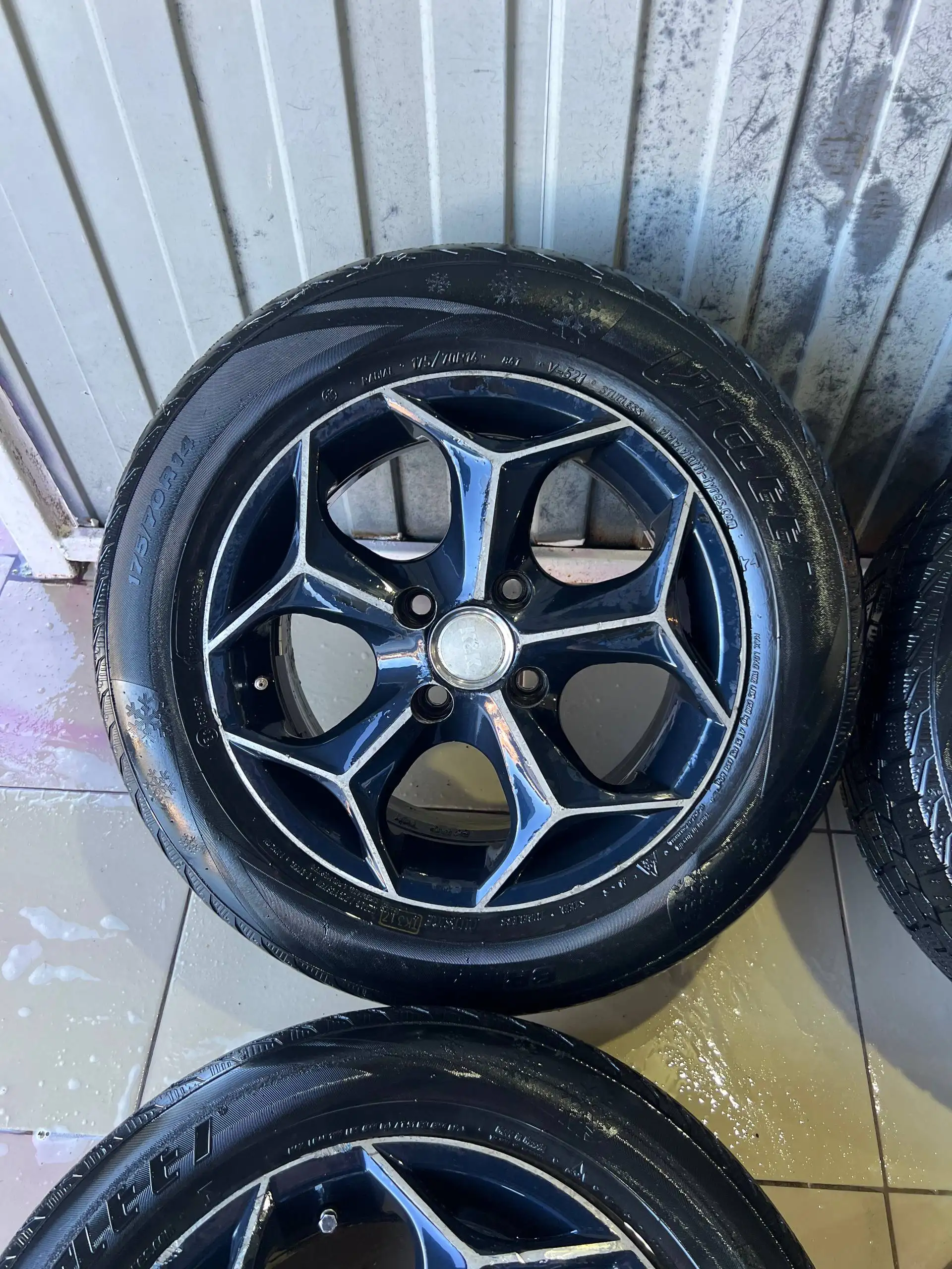 R14 4*100 резина на мусор - Шины и диски (Авто) в Хабаровск