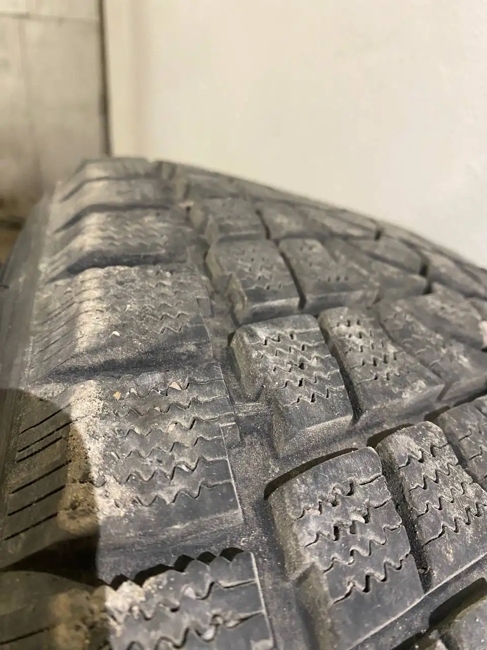 Зимняя резина Winter шипованная 275/60 R20 б/у - Шины (Авто) в Хабаровск