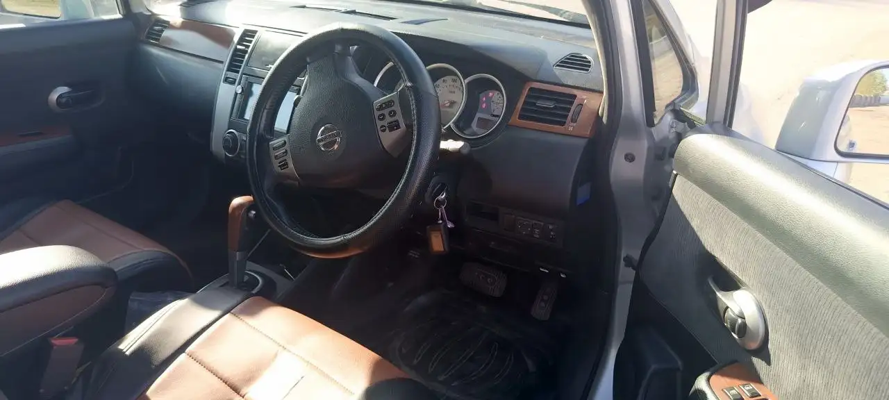 Продам Nissan Tiida Latio 2010 - Легковые автомобили (Авто) в Биробиджан