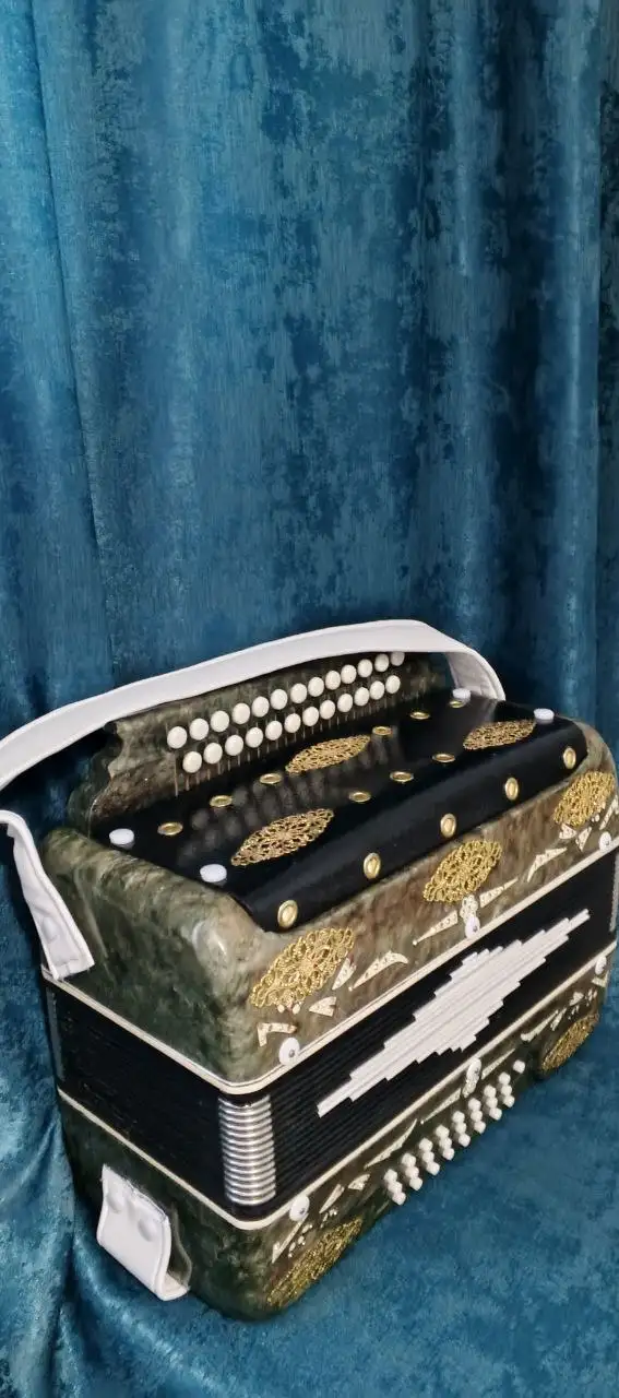 Шикарная гармонь Беларусь с новыми ремнями и решетками - Музыкальные инструменты (Хобби и отдых) в Казань