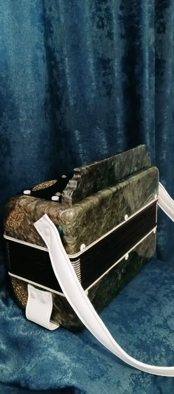 Шикарная гармонь Беларусь с новыми ремнями и решетками - Музыкальные инструменты (Хобби и отдых) в Казань