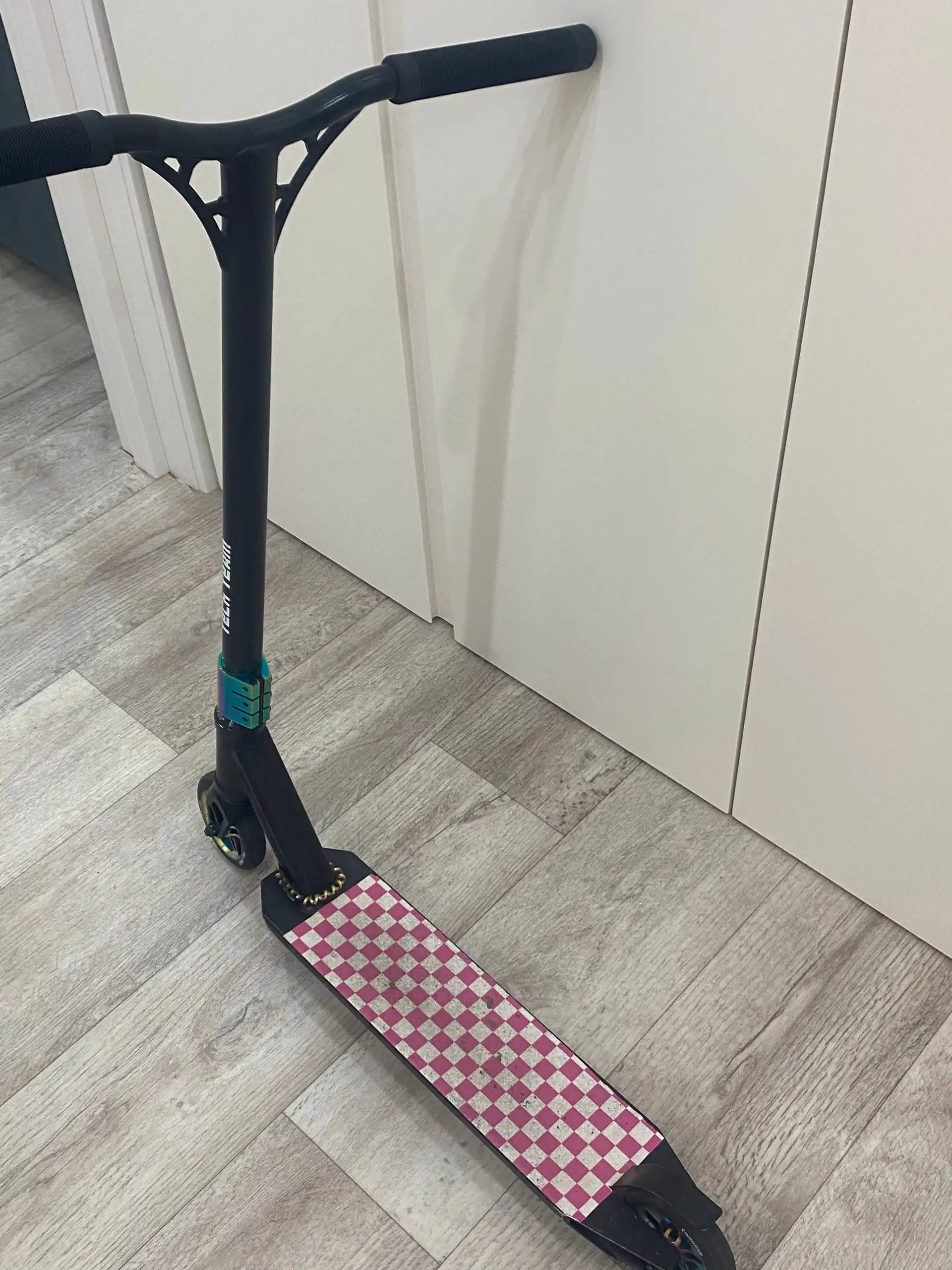 Самокат в хорошем состоянии с дополнительным покрытием