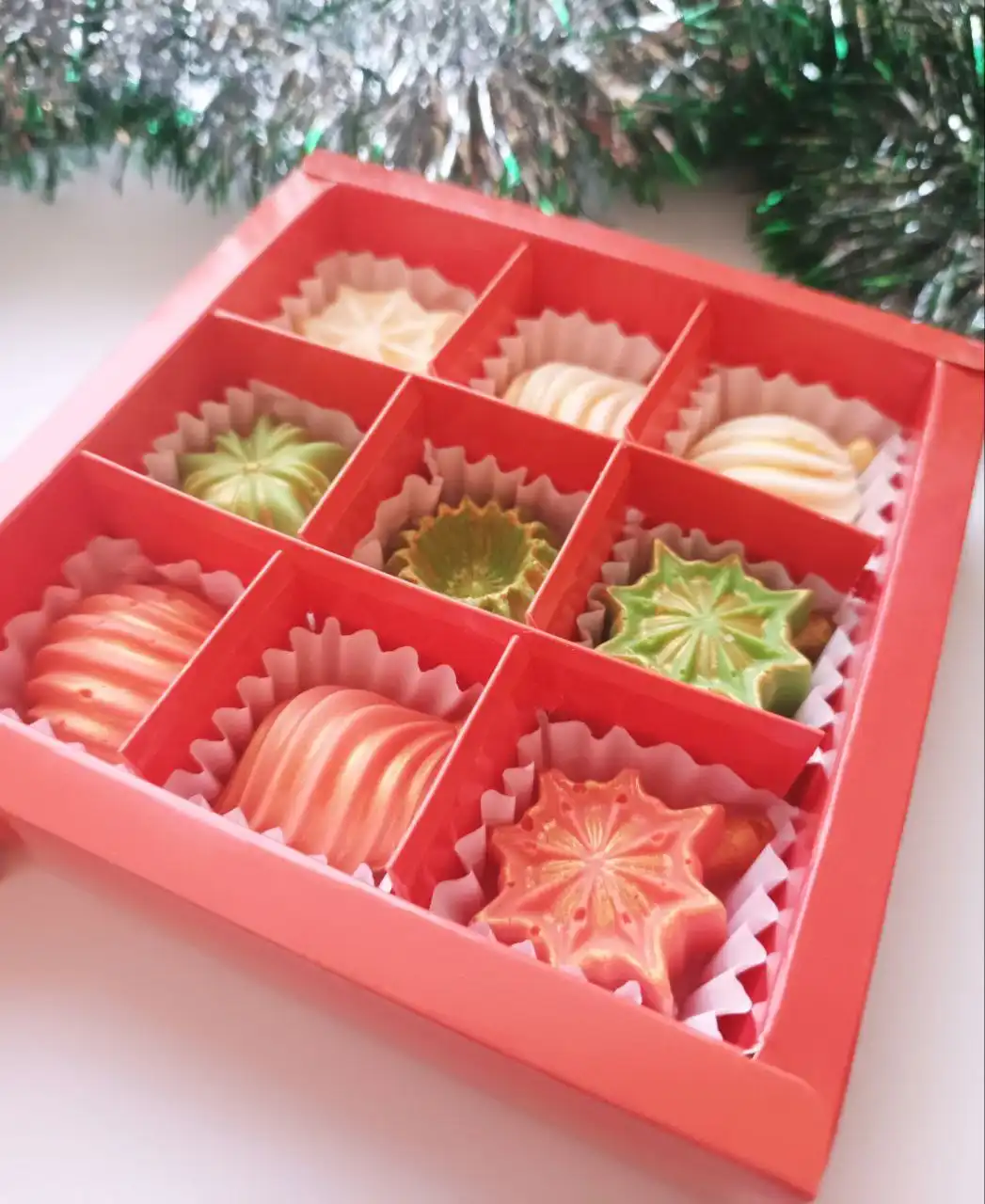 Съедобные ёлочные игрушки из белого премиум-шоколада