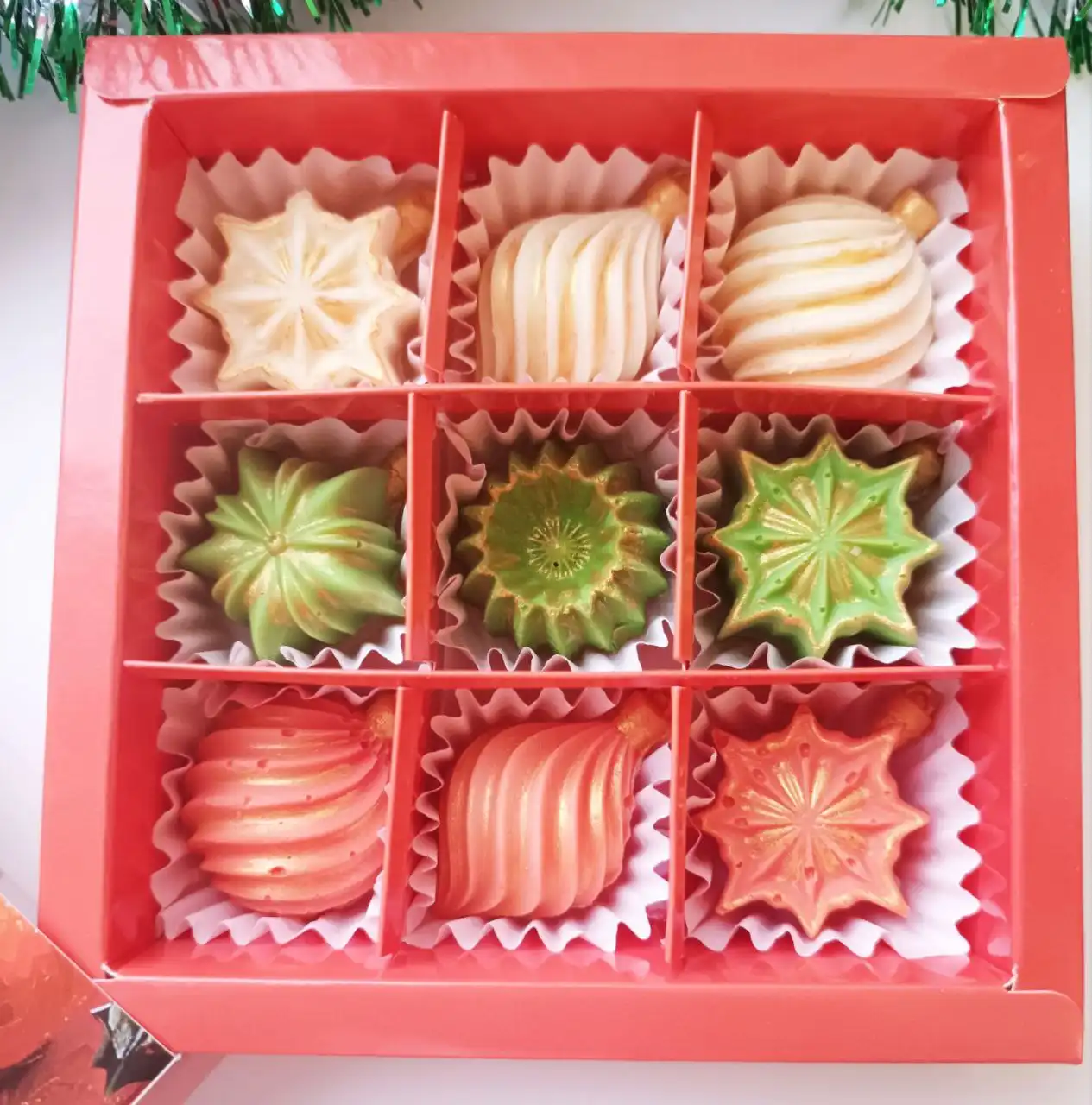 Съедобные ёлочные игрушки из белого премиум-шоколада