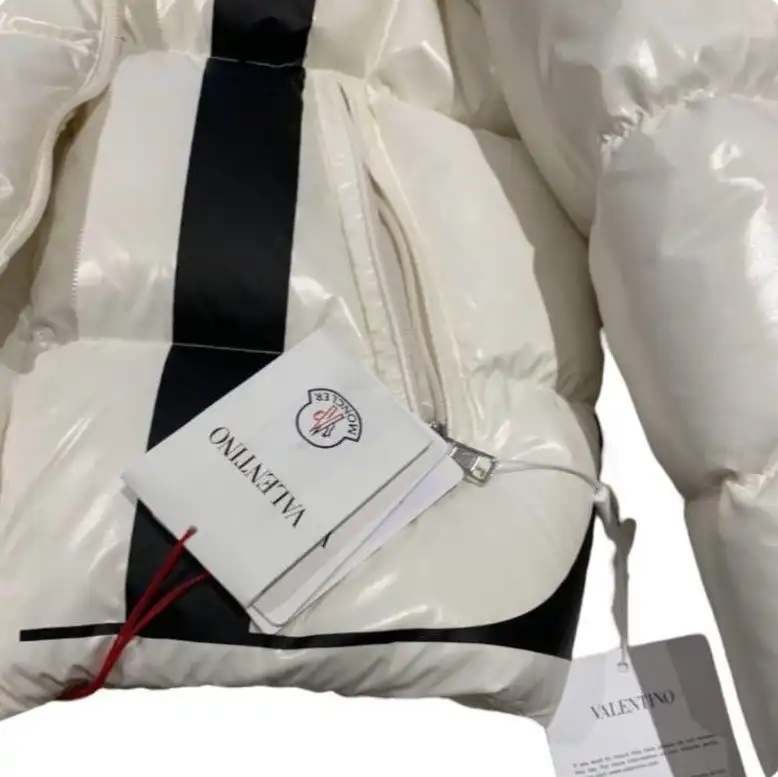 Пуховик в духе VALENTINO x MONCLER