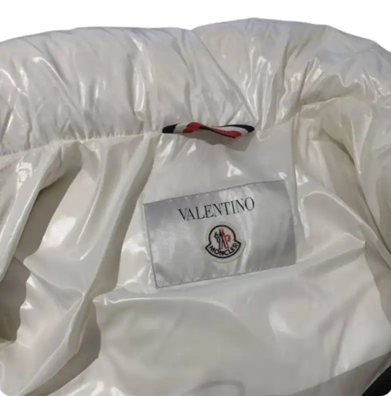 Пуховик в духе VALENTINO x MONCLER
