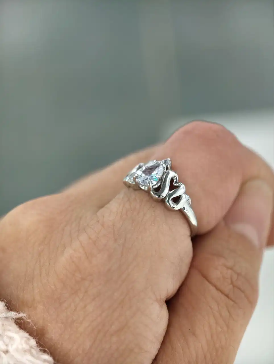 Продам серебряное кольцо с фианитами