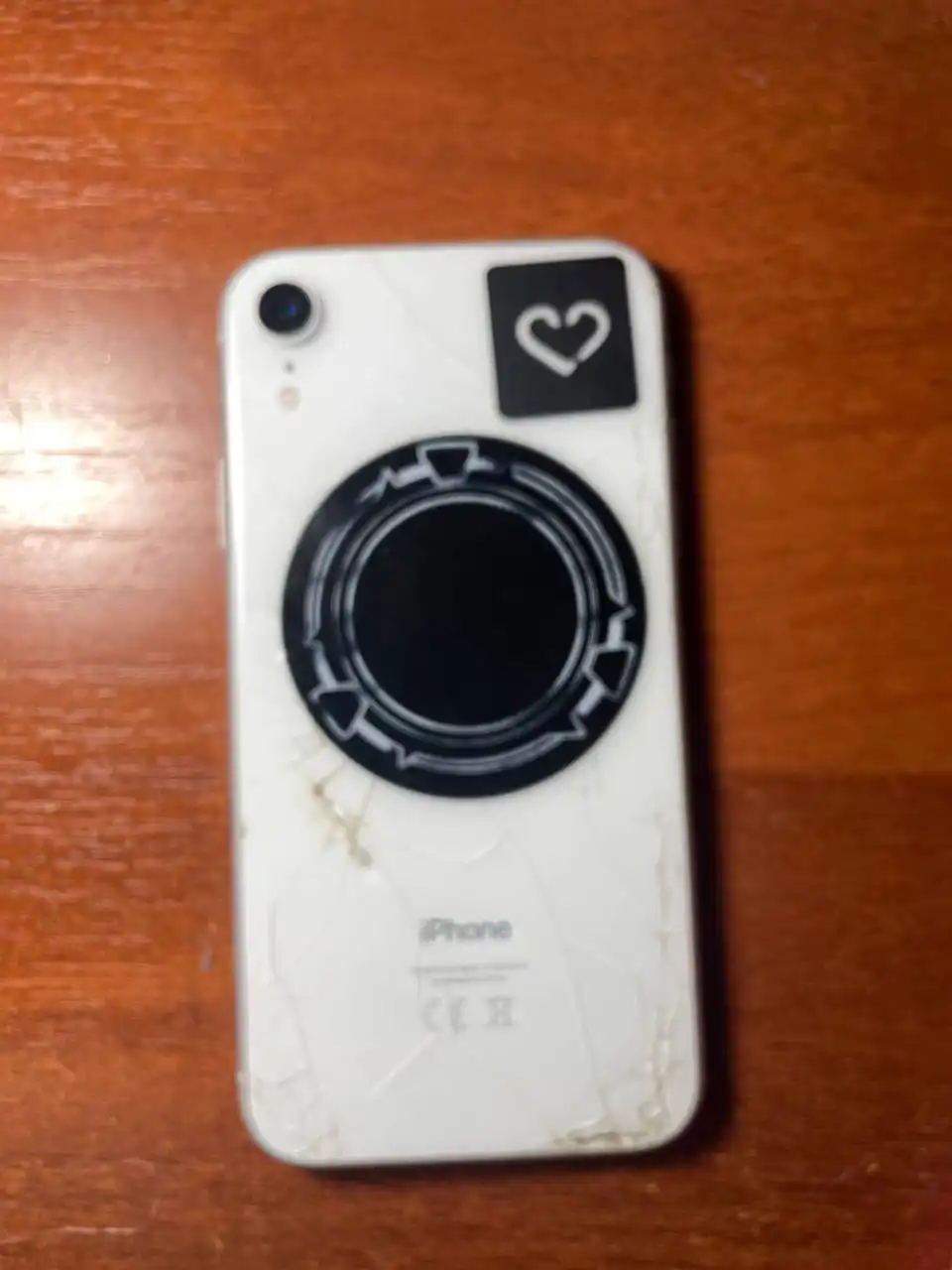 Продам iPhone XR 64 ГБ с разбитой задней крышкой