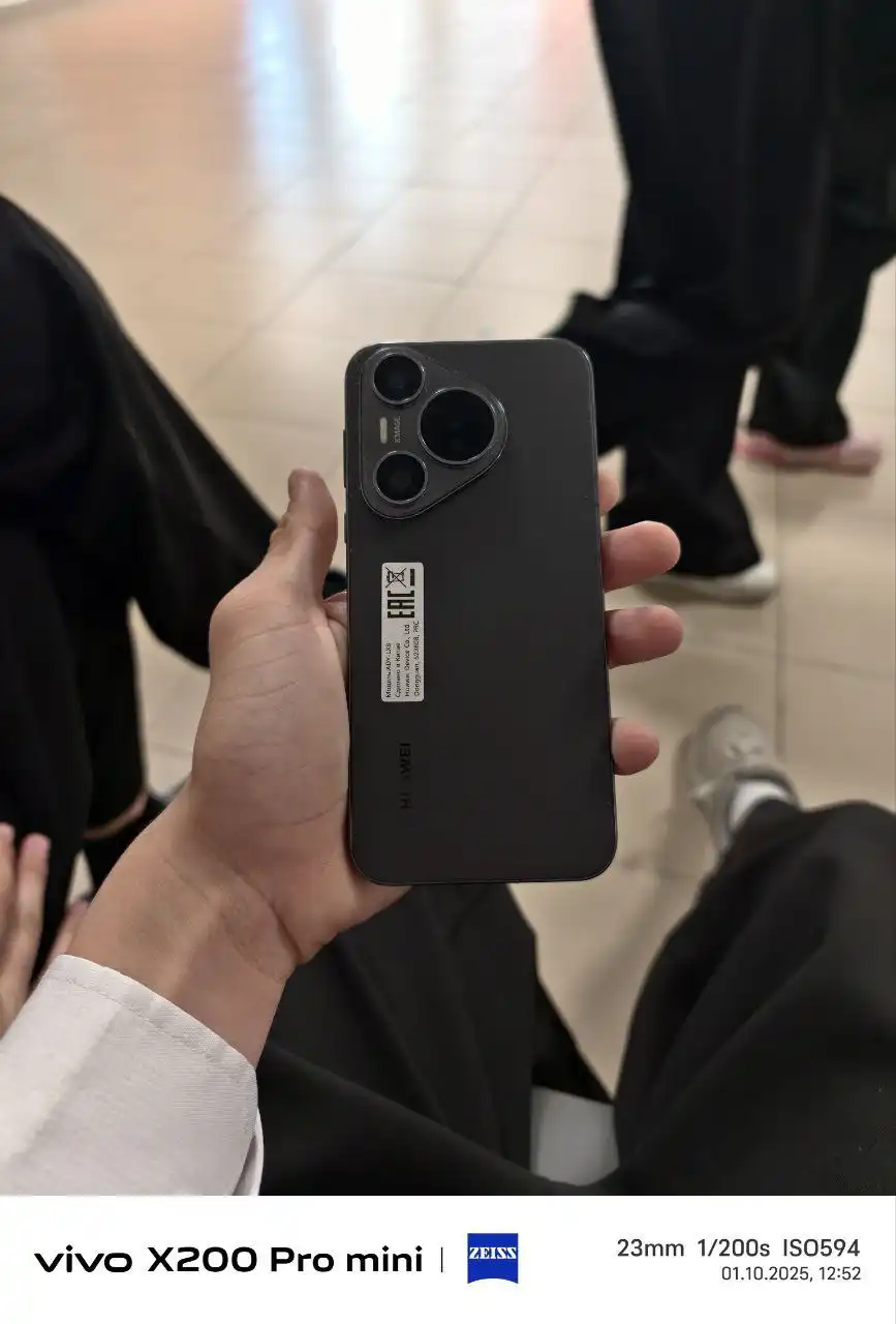 Продам Huawei Pura 70 с чехлами