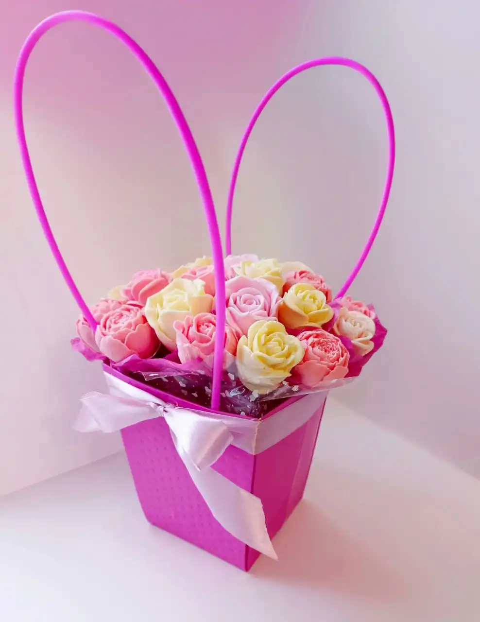 Шоколадная элегантность - композиция из 21 розы и пиона в подарочной коробке