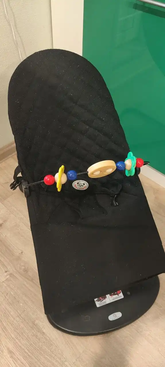 Шезлонг для новорожденных с игрушками