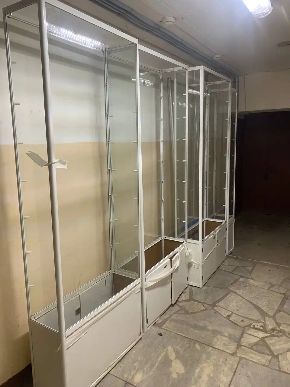 Витрины с подсветкой в наличии - Мебель для магазина (Барахолка) в Чебоксары