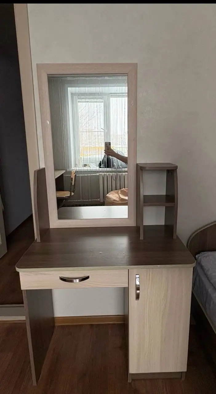 Продажа стола, тумбочки и туалетного столика - Мебель (Барахолка) в Чебоксары