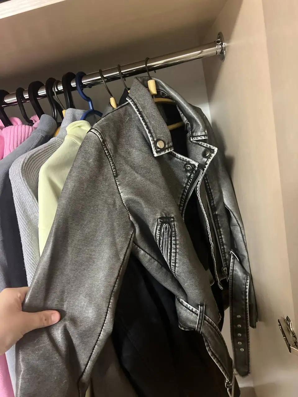 Продажа укороченной косухи, ботфортов, летнего костюма и другой одежды - Одежда в Чебоксары