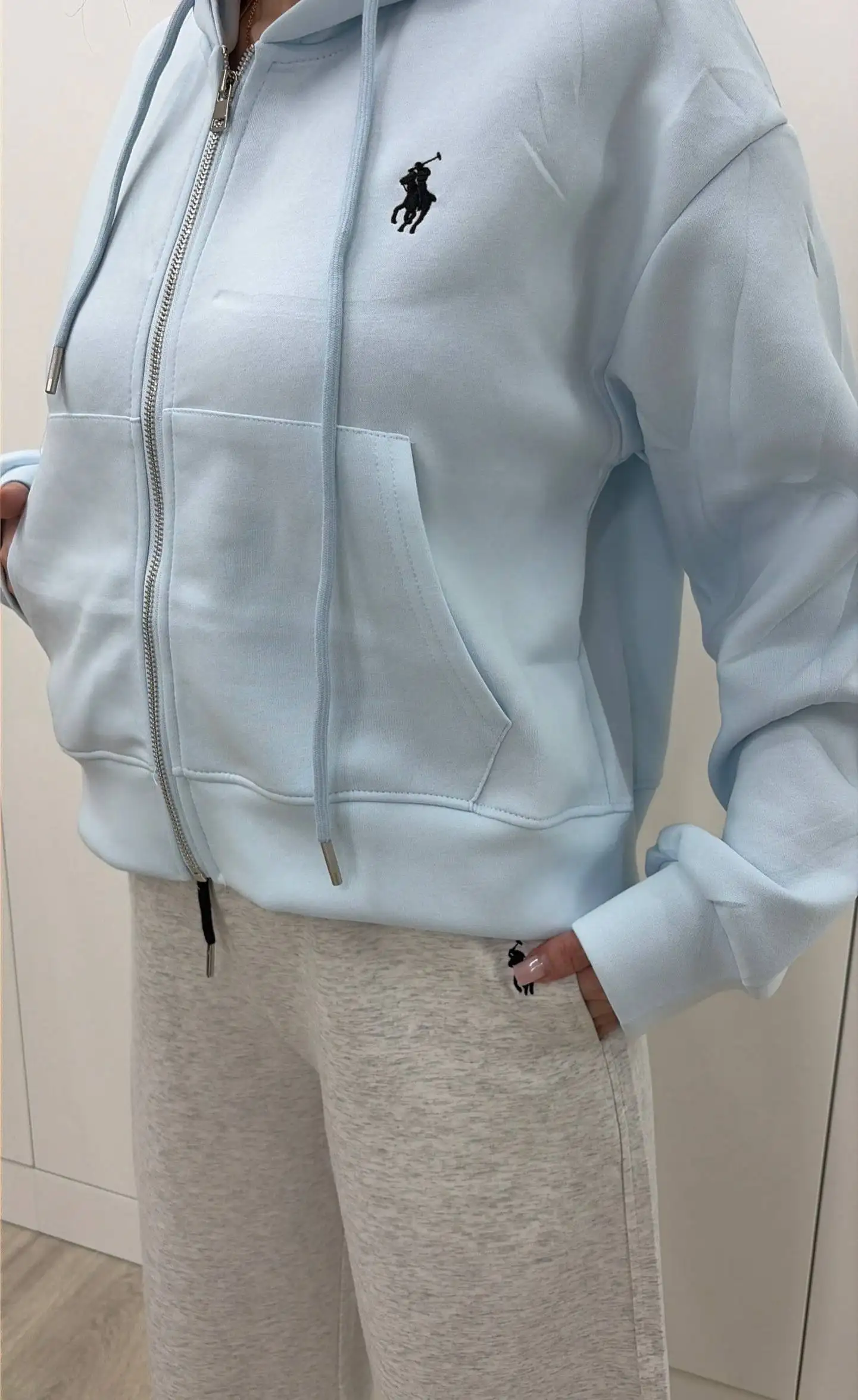 Одежда и аксессуары: свитшоты, костюмы, штаны, футболки, носки, лосины - Женская одежда (Одежда) в Чебоксары