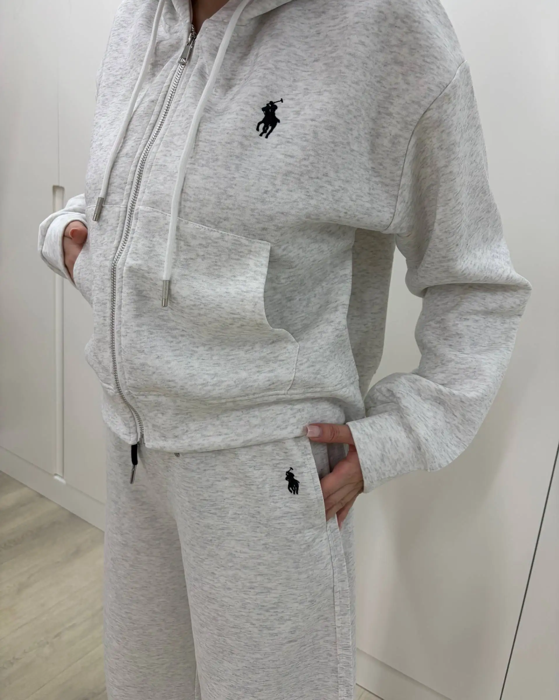 Одежда и аксессуары: свитшоты, костюмы, штаны, футболки, носки, лосины - Женская одежда (Одежда) в Чебоксары