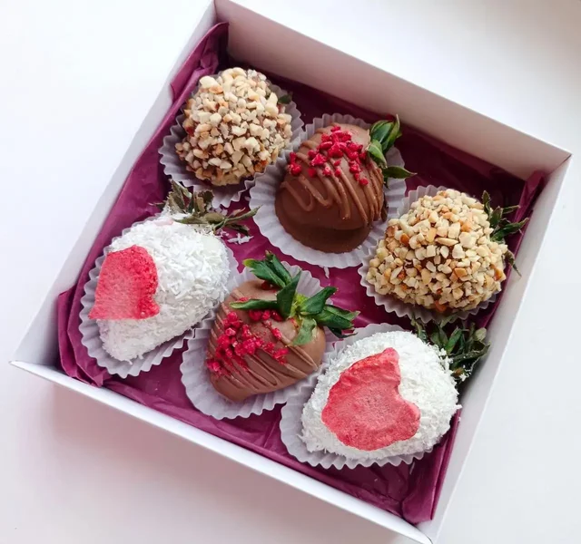 Клубника в шоколаде: уютная классика, белый шоколад и авторские работы - Саженцы в Чебоксары