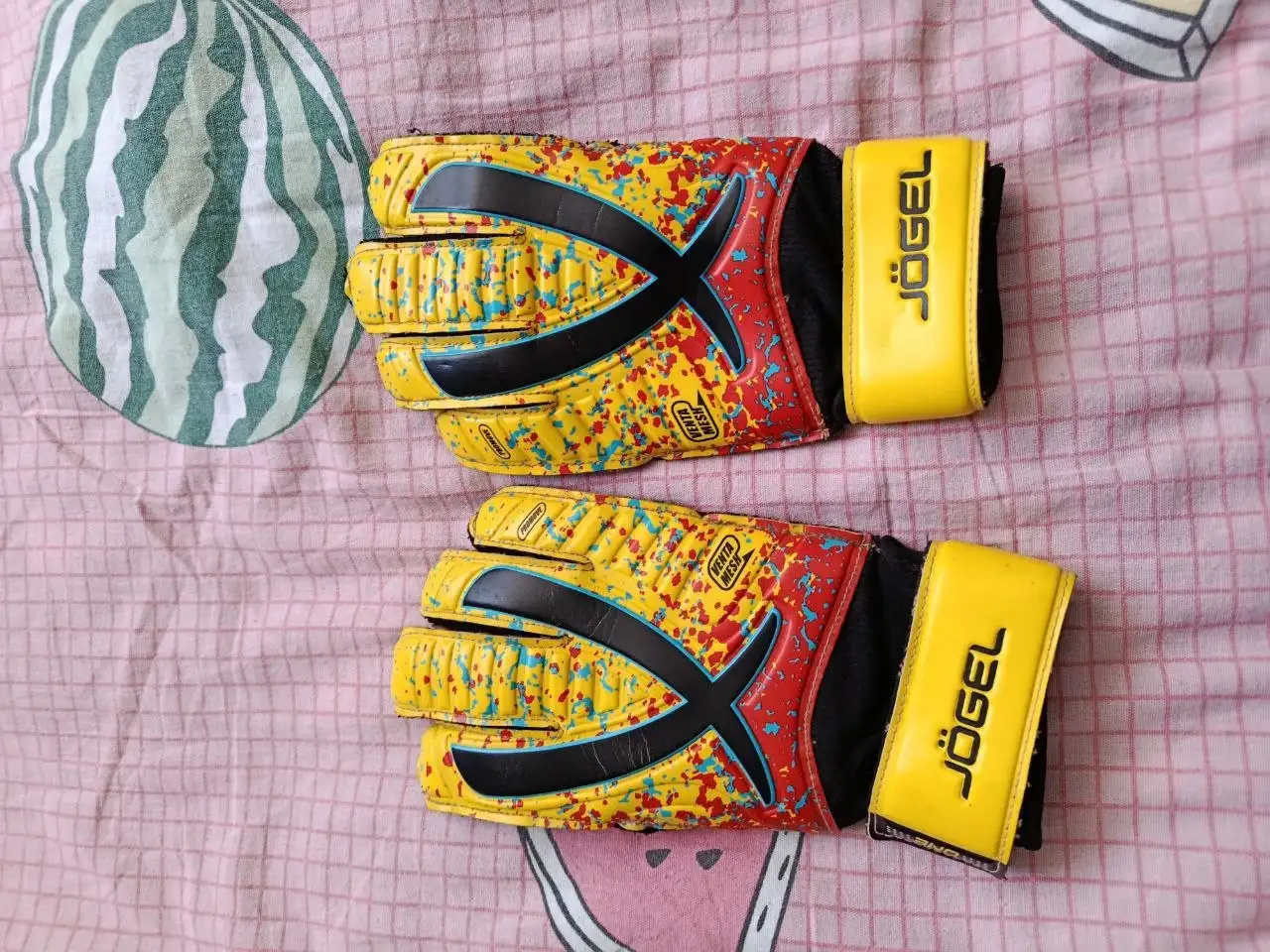 Продам наушники, часы и вратарские перчатки - Барахолка в Чебоксары