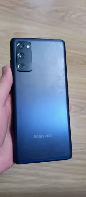Samsung S20 FE 128GB с трещиной на дисплее - Комплектующие и аксессуары в Чебоксары