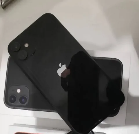 iPhone 11 64GB, состояние хорошее - Наушники и гарнитуры в Чебоксары