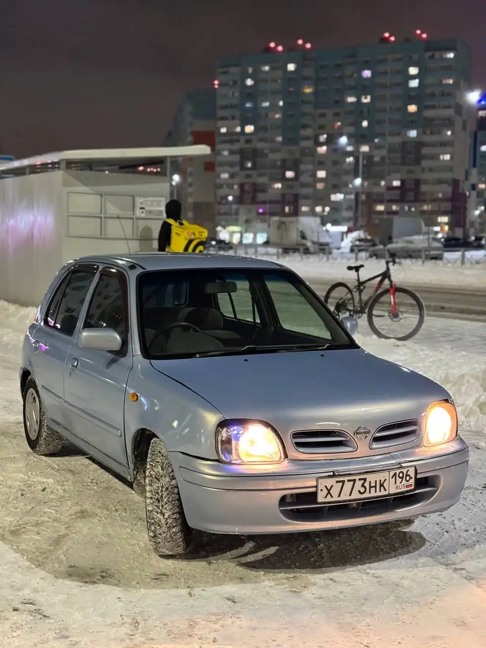 Продажа Nissan March 2001 года с двигателем 1.0 л и АКПП
