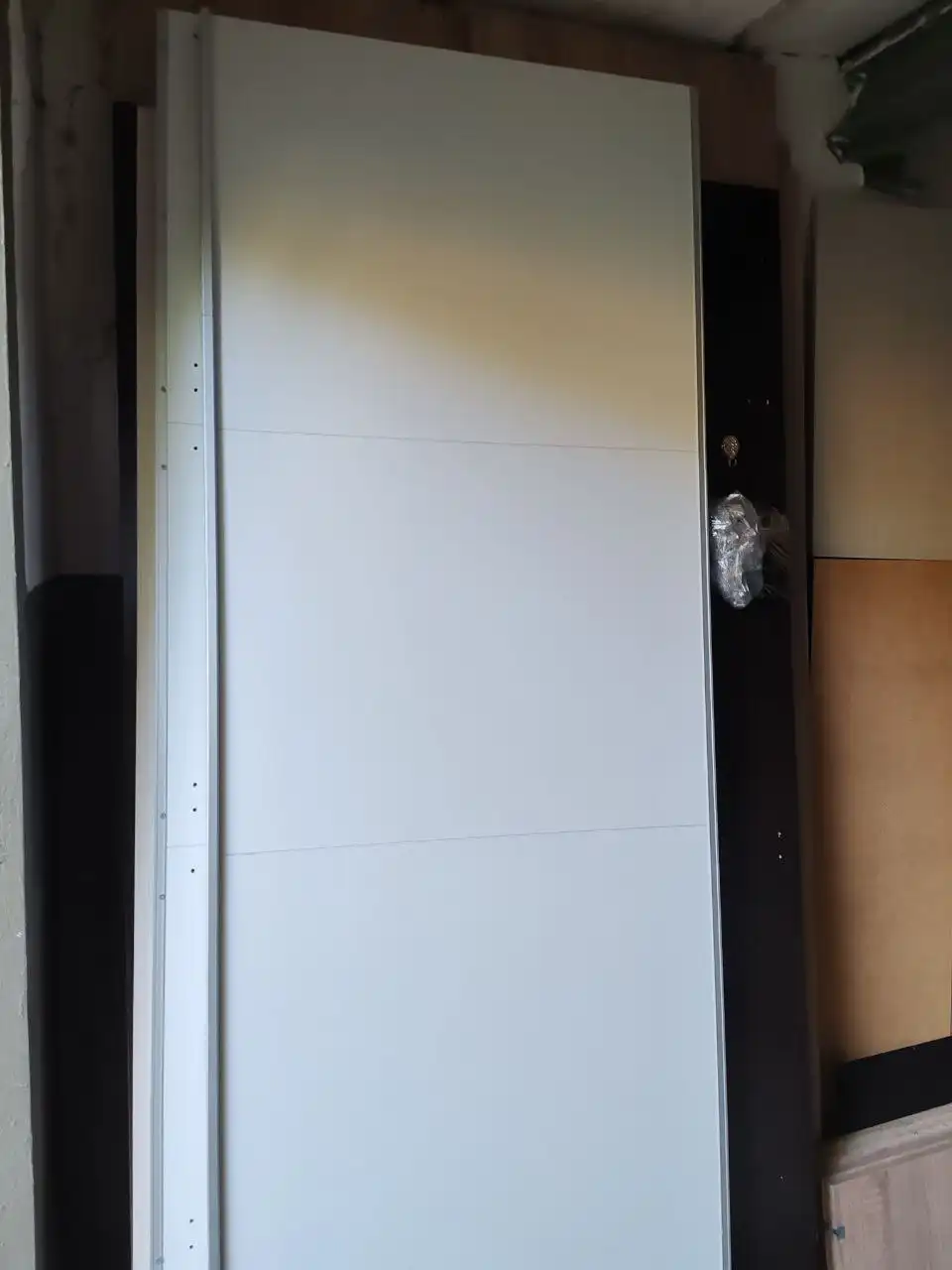 Шкаф купе 3х дверный белый матовый с зеркалом