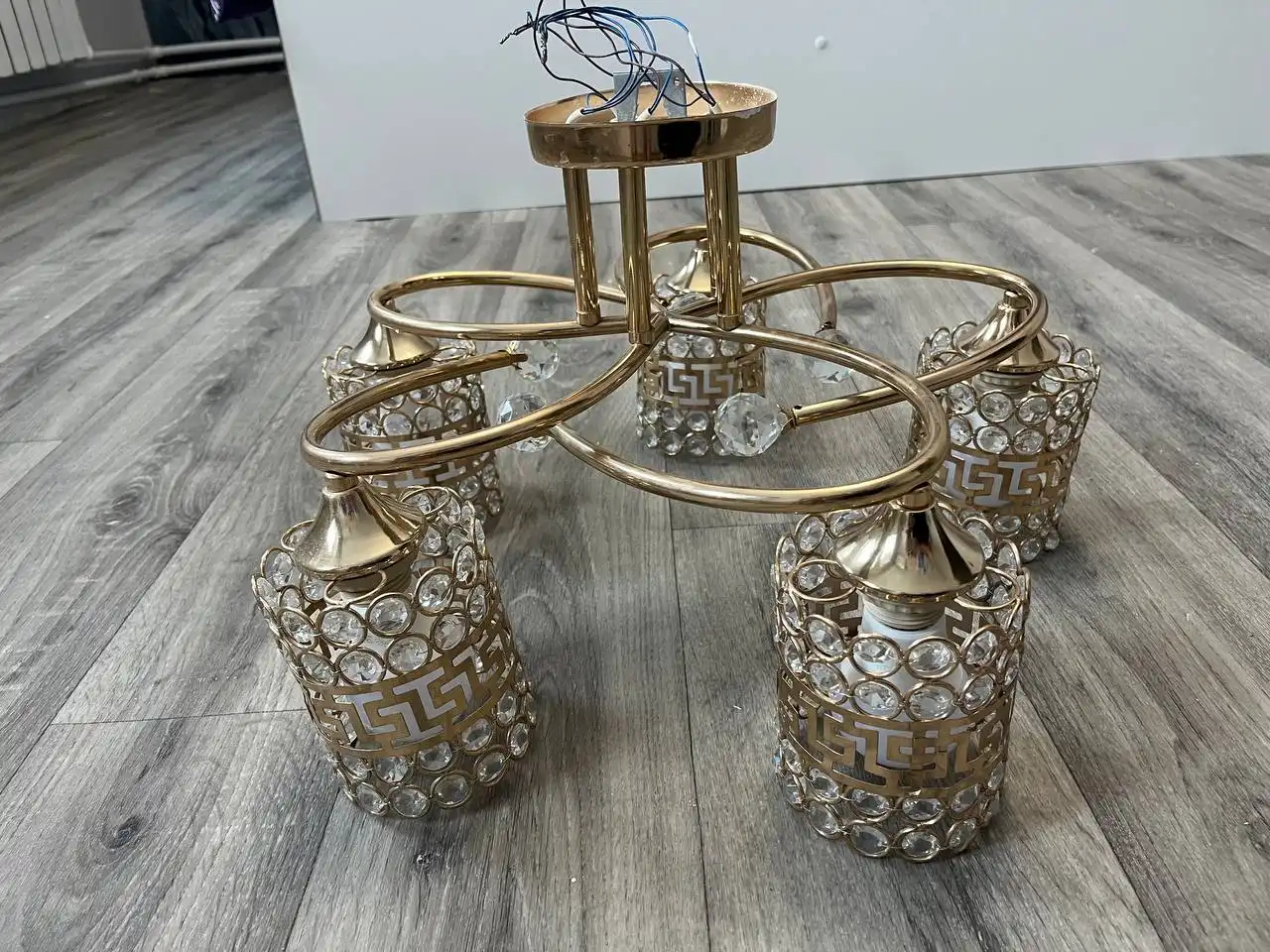 Люстра золотистая