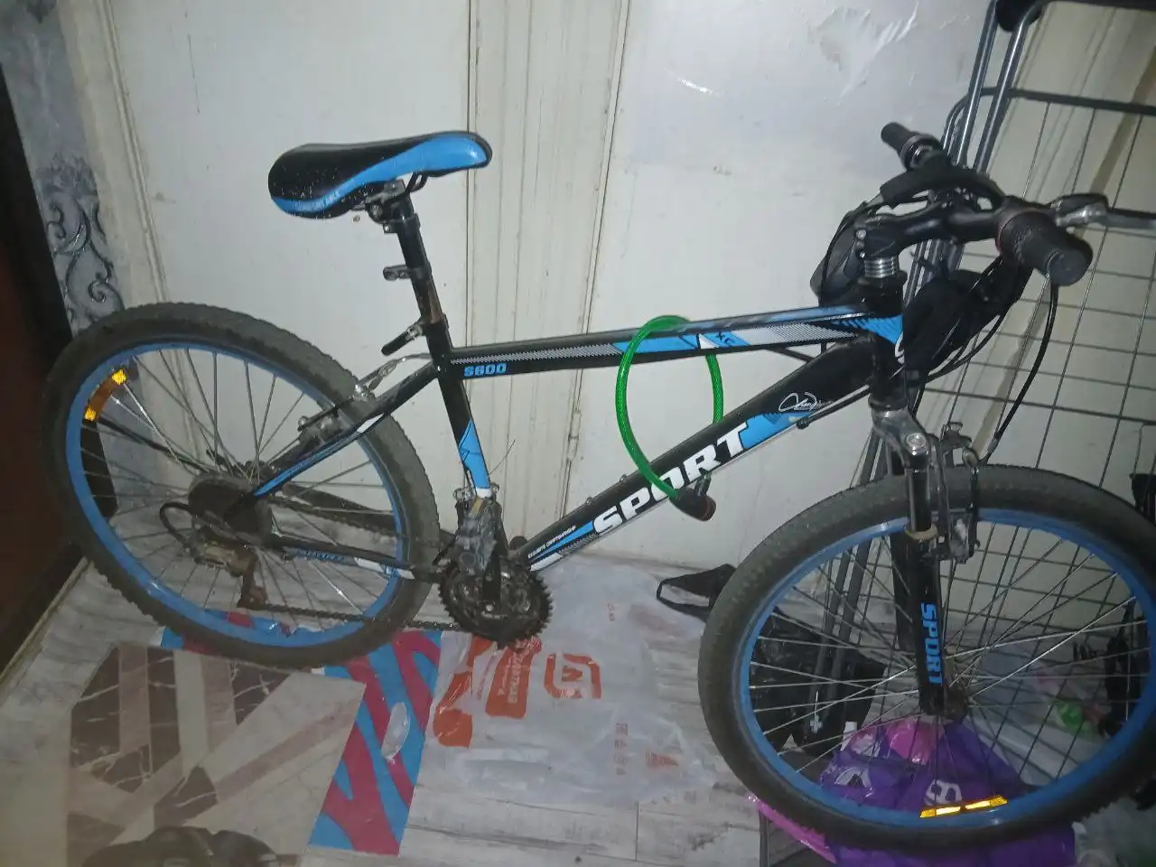 Велосипед и робот-пылесос