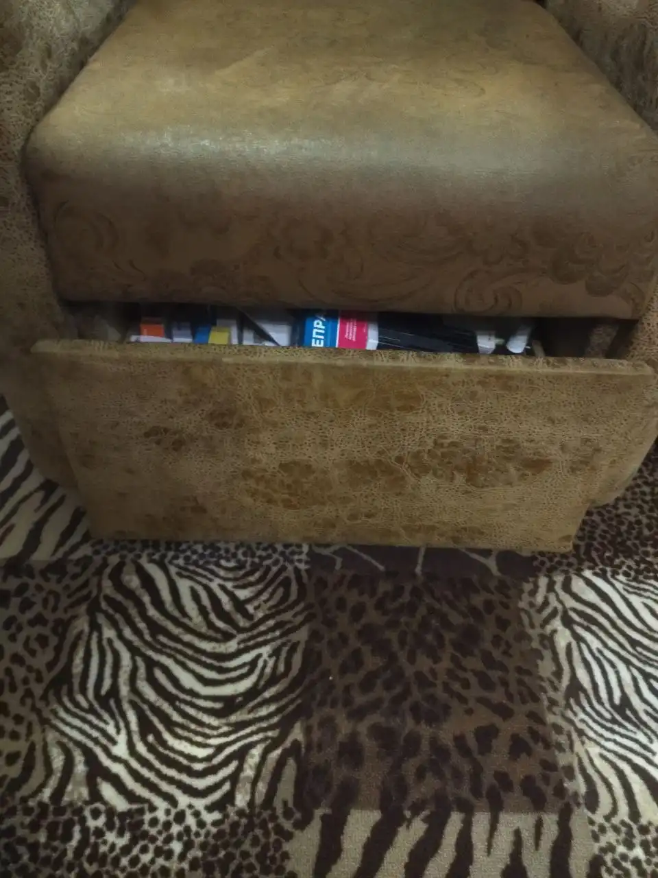 Кресло с выдвижным ящиком - Мебель (Для дома и дачи) в Волгоград