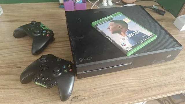 Xbox One 500 Гб с 2 геймпадами и играми - Электротранспорт в Волгоград