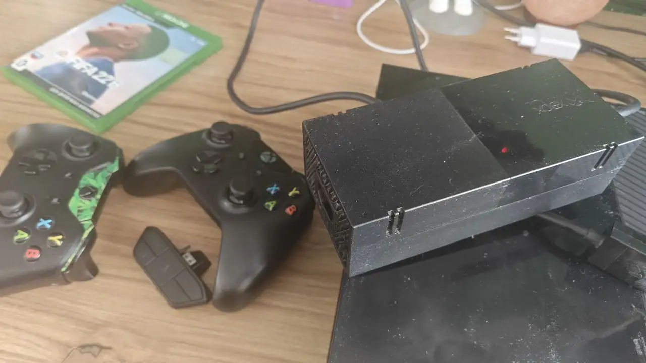 Xbox One 500 Гб с 2 геймпадами и играми - Игровые приставки (Электроника) в Волгоград