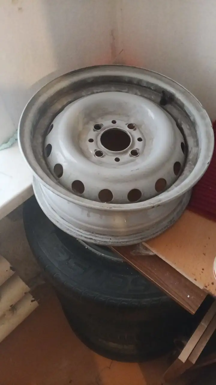 Продам 5 колес 13 дюймов с резиной - Колеса и диски (Запчасти) в Волгоград