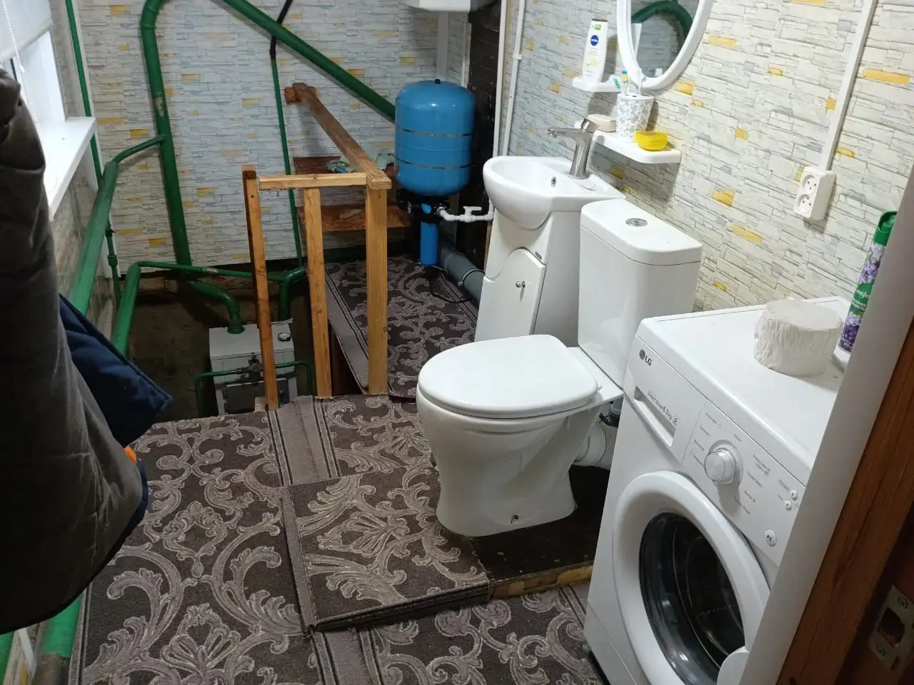 Продается дом с участком, баней и гаражом в Волгоградской области - Дома (Недвижимость) в Караженский