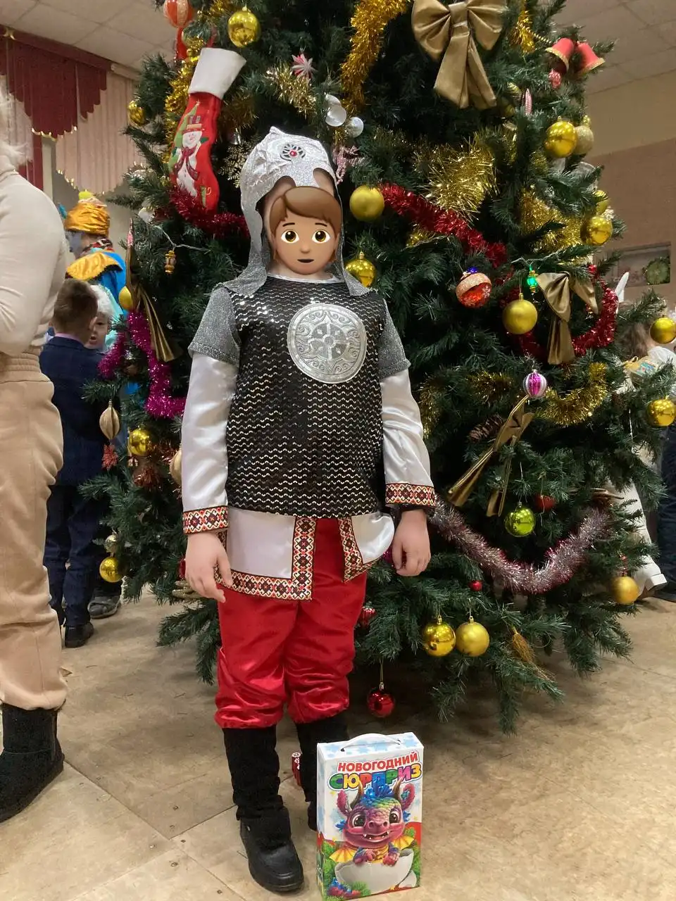 Продам костюм богатыря с красным плащом