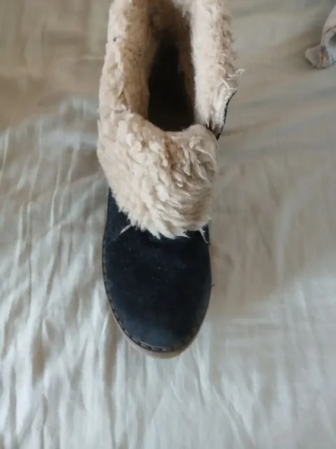 Продажа зимних ботинок 38 размера - Одежда в Хабаровск