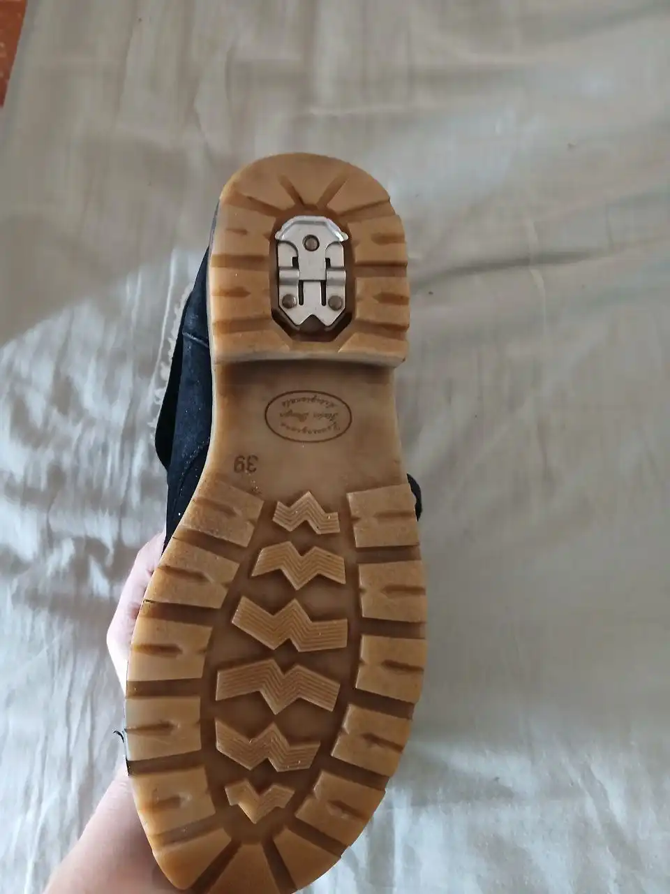 Продажа зимних ботинок 38 размера