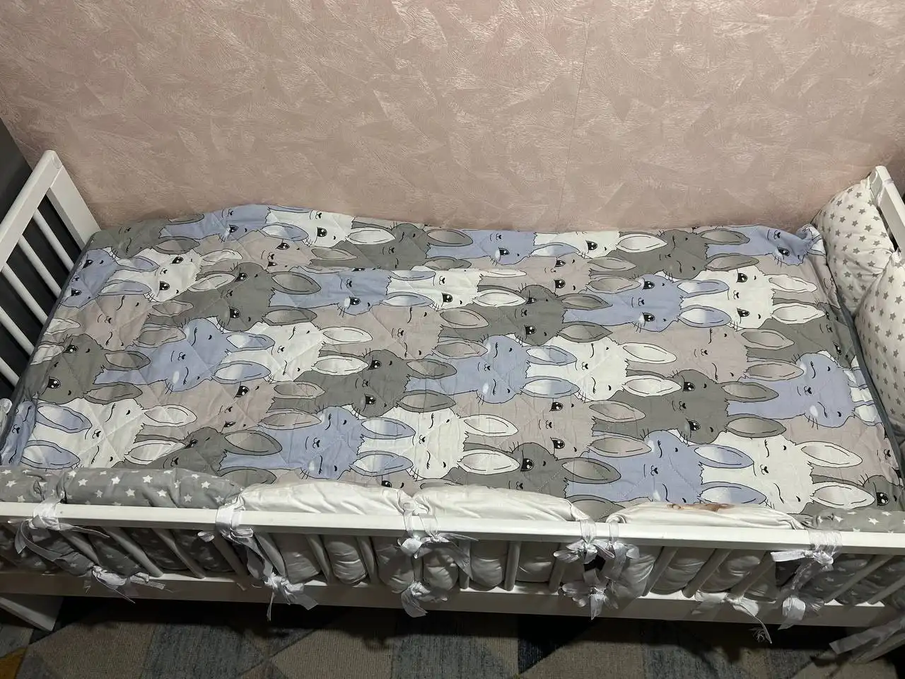 Кровать ИКЕА с матрасом и постельным бельем