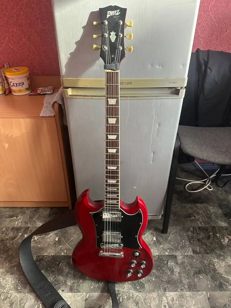 Продам или обменяю электрогитару Blitz SG