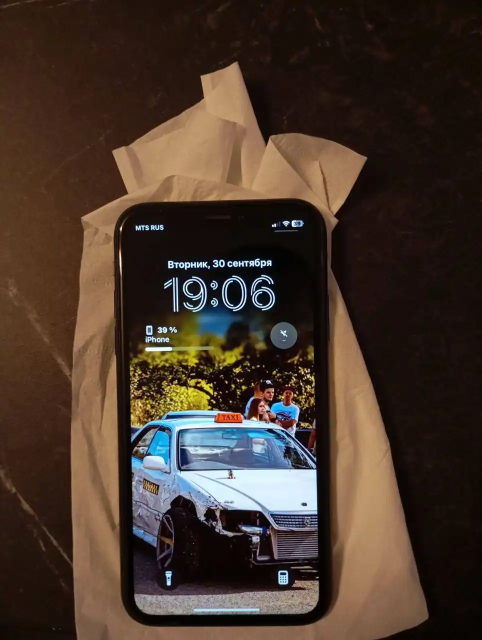 Продам Айфон XR в хорошем состоянии