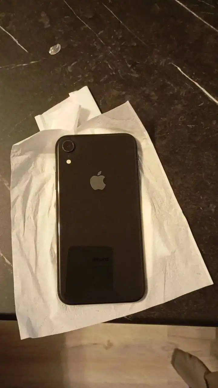 Продам Айфон XR в хорошем состоянии