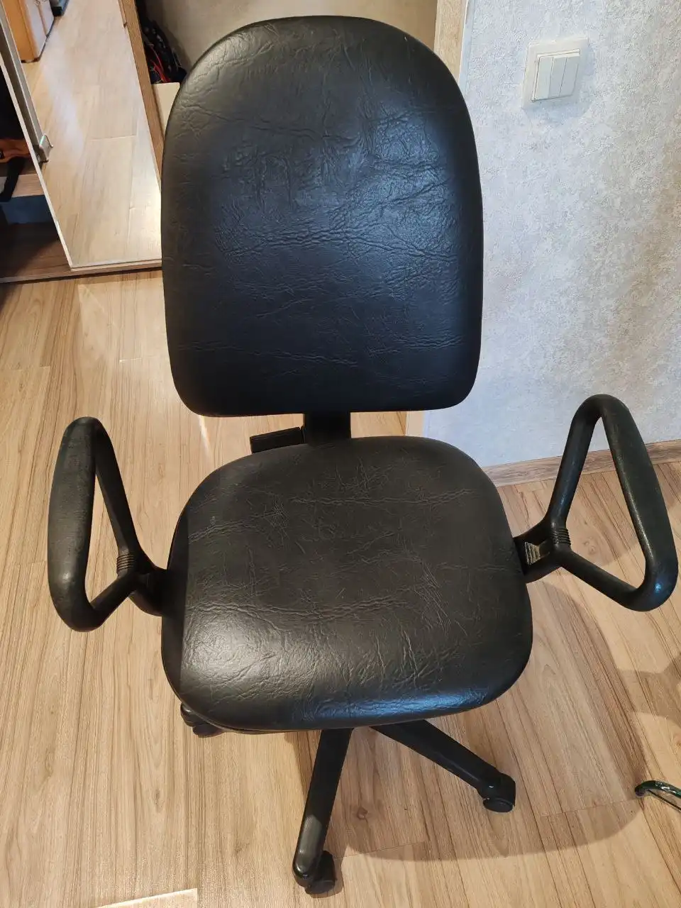 Офисный кожаный стул