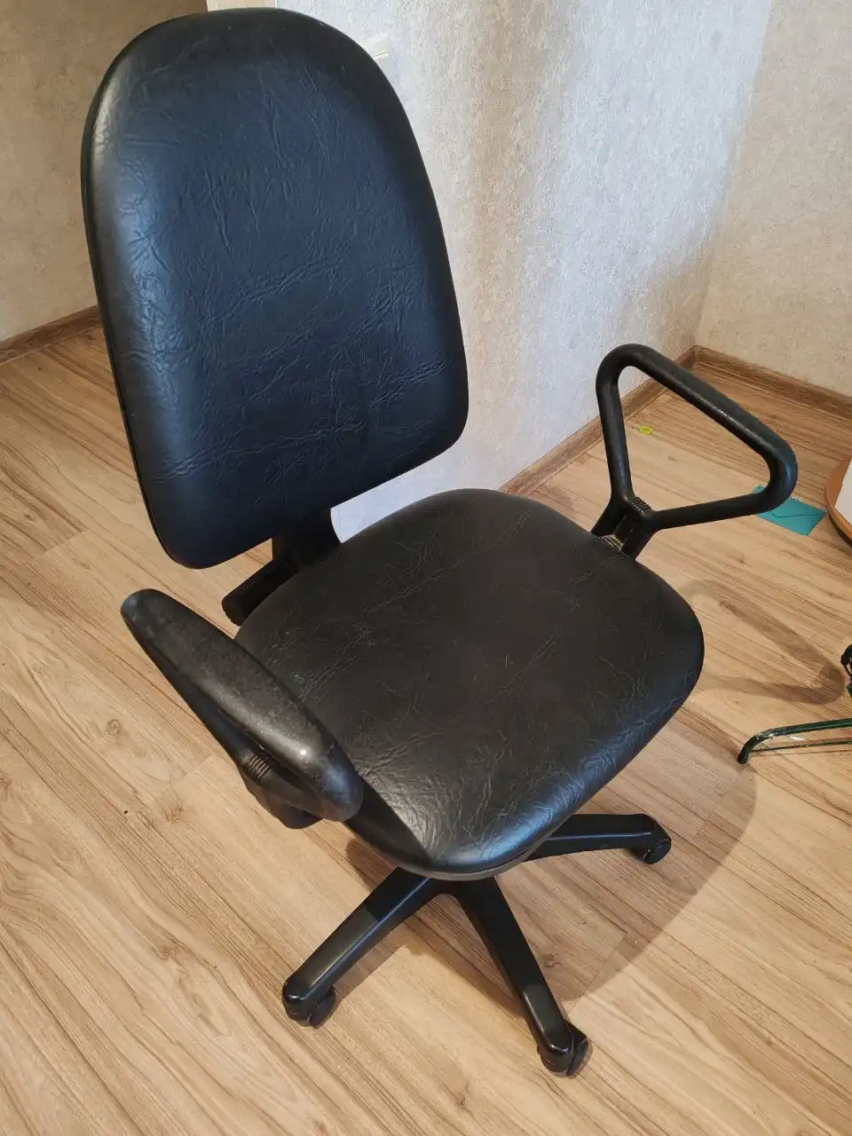Офисный кожаный стул