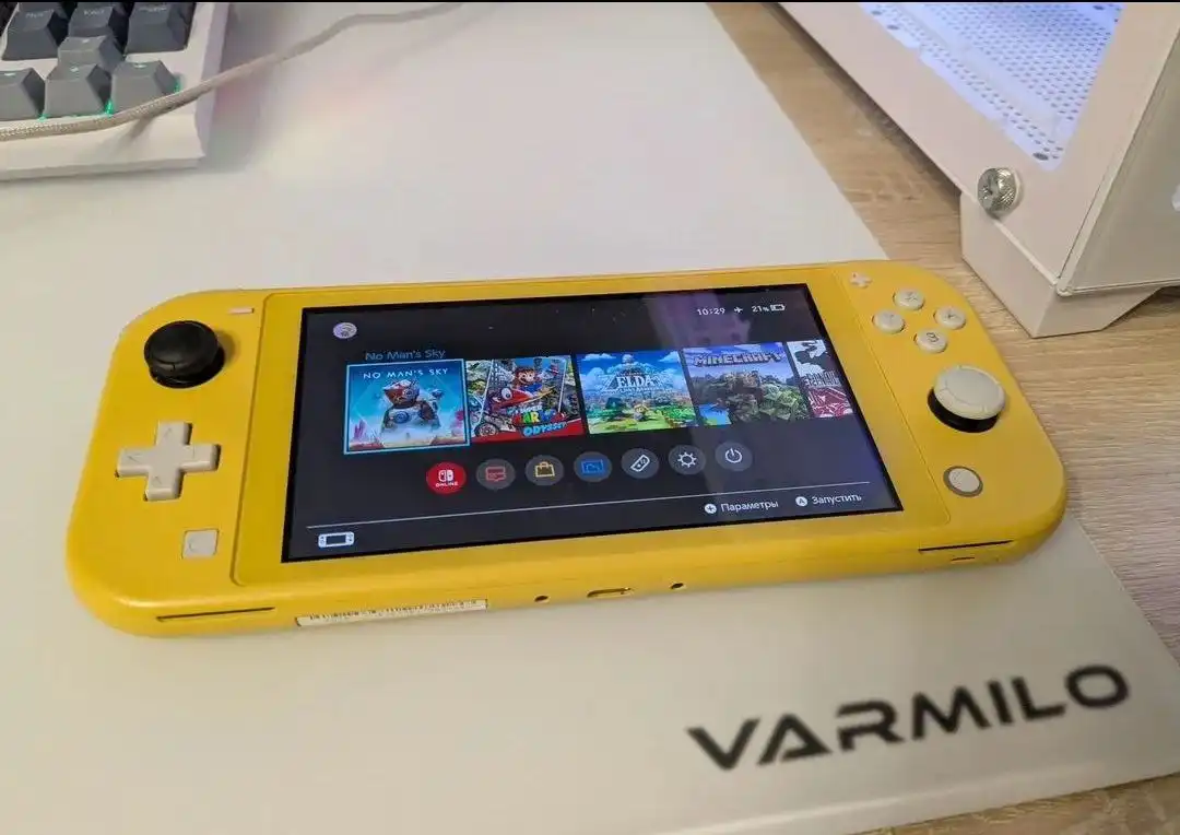 Продажа прошитой портативной игровой приставки Nintendo Switch Lite желтого цвета - Игровые приставки (Электроника) в Хабаровск
